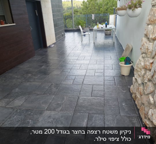 דלי ומגב על רצפת מרפסת נקייה